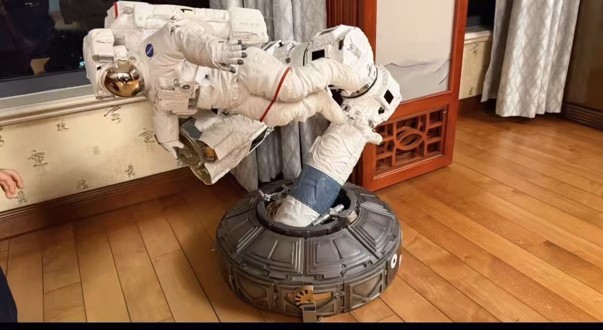 Blitzway Studio Astronaut Iss 1 Blitzway Studio Astronaut Iss